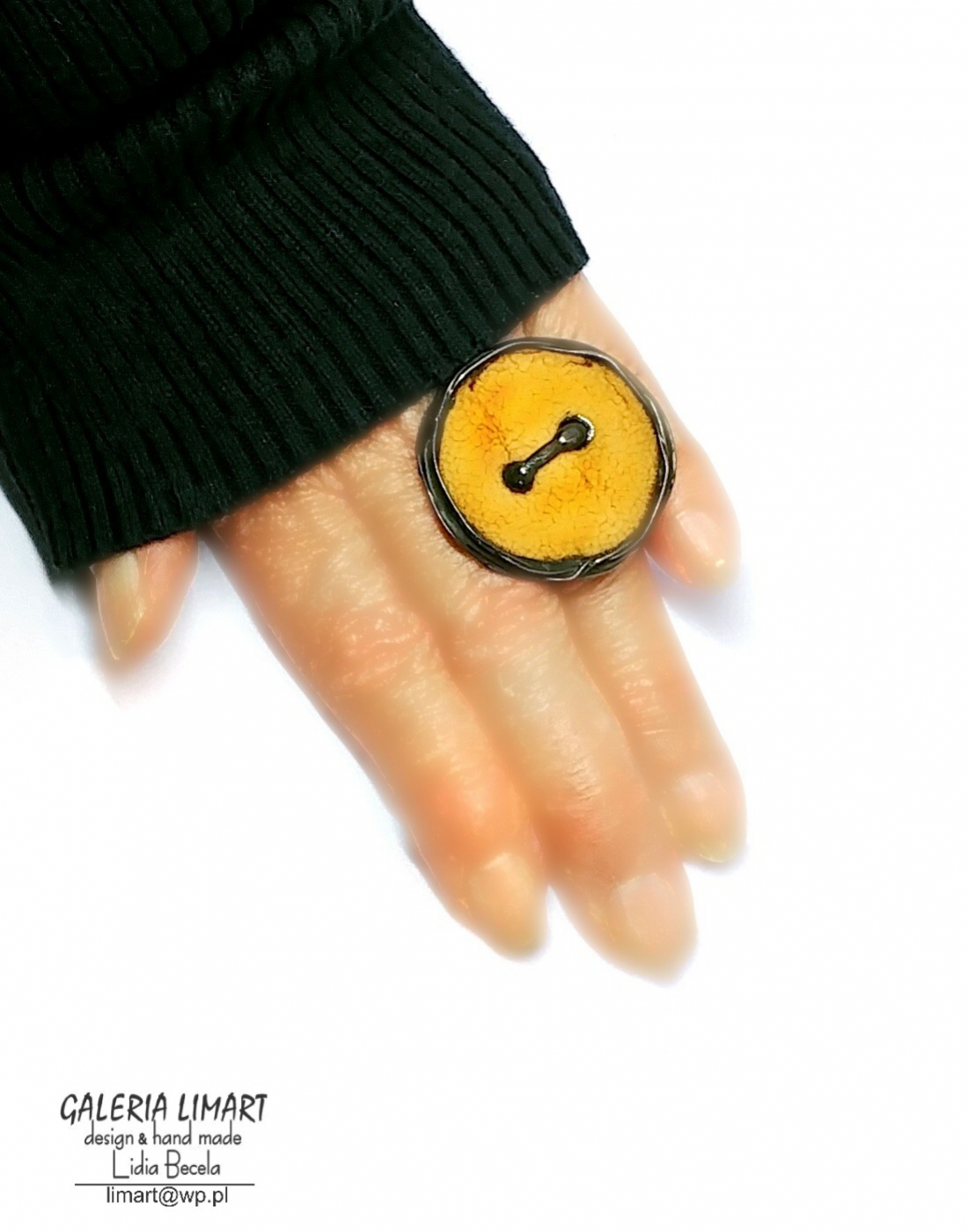 pierścień stworzony z ręcznie wypalanego ceramicznego guzika w ciepło-żółto-złotawym ubarwieniu